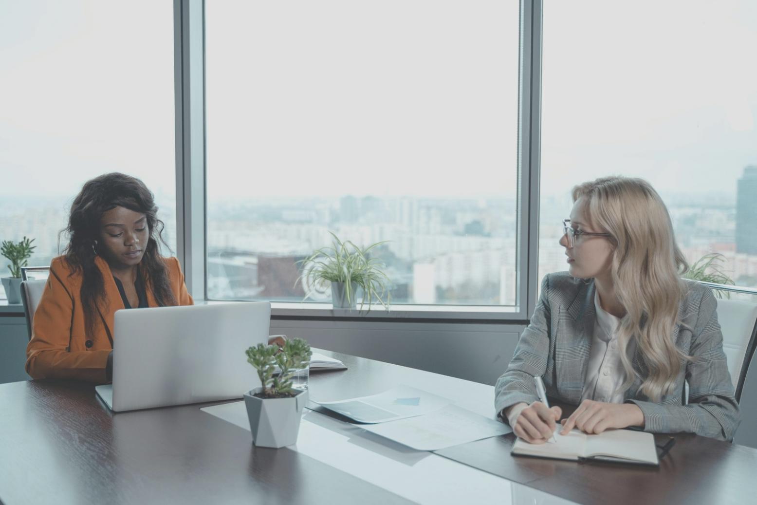 Team bei einer interaktiven Webinar-Session mit praktischen Übungen